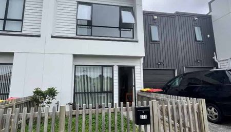 Spacious 3-Bedroom Townhouse for Rent – Available from November - Photo 3