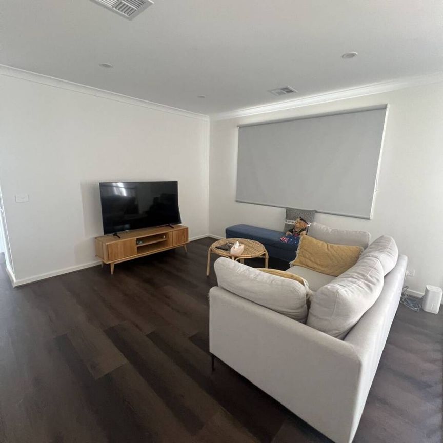 Spacious & Bright 4-Bedroom doubly storey modern House for Rent - Photo 1