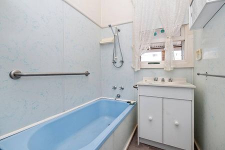 NEAT 3 BEDROOM HOME!! - Photo 3