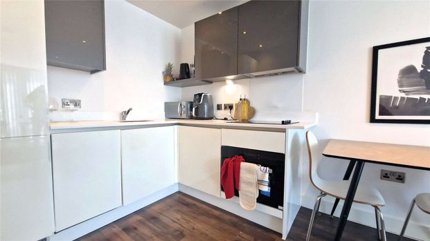 UPPER FLOOR ONE BEDROOM APARTMENT | THE QUADRANT | BALCONY | AVAILABLE 04TH NOVEMBER - Photo 1