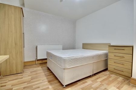 Sandringham Suites & Apartments, Southsea - Photo 5