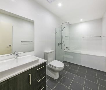 Oversized apartment in modern complex - Photo 1