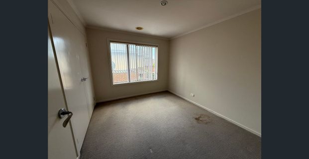 Modern Townhouse - Perfectly positioned! - Photo 1