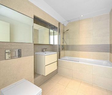 3 bedroom flat to rent - Photo 6