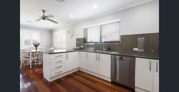 ENJOY THE COASTAL BREEZES AT THIS BATTERY HILL BEAUTY - Photo 1