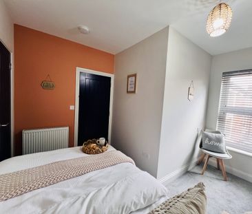 BEDROOM 1- LARGE DOUBLE ENSUITE - Photo 6