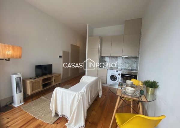 Apartamento T0+1 para arrendamento na Rua Santa Catarina, Porto