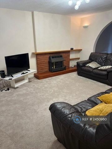 4 bedroom detached house to rent - Photo 3