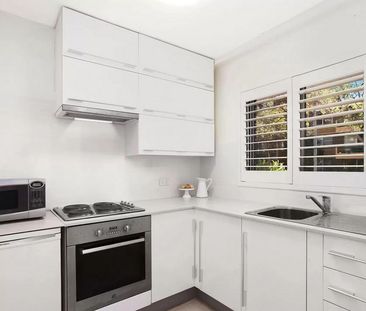 Stylish Updated Studio - Photo 3