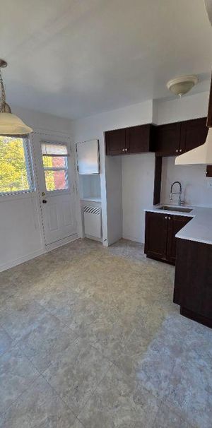 3 ½ À LOUER – FRAÎCHEMENT RÉNOVÉ ! - Photo 1