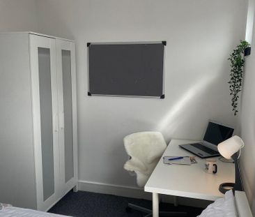 1 bedroom in a house share to rent - Photo 2