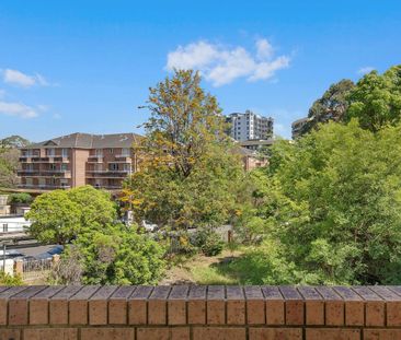 Updated Two Bedroom Apartment in Boutique Complex – Walk to Station - Photo 2