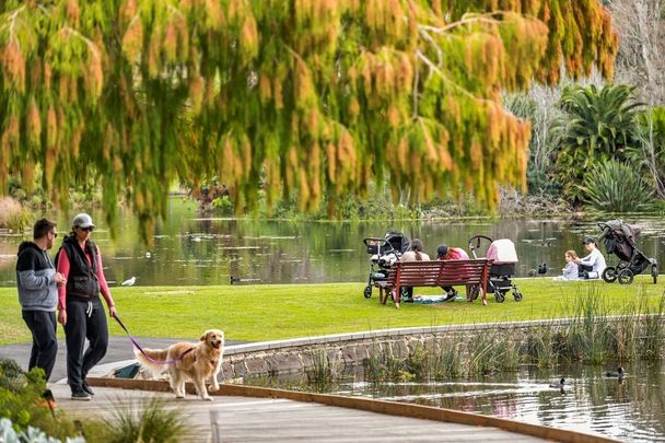 Hidden gem in prime precinct - Photo 1