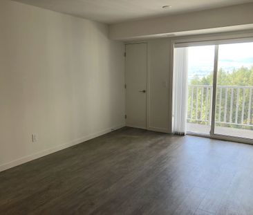 University District: U8 – Top Floor, 1 bed, 1 bath - Photo 2