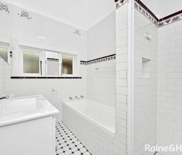 Charming character Californian Bungalow Family Home !! - Photo 4