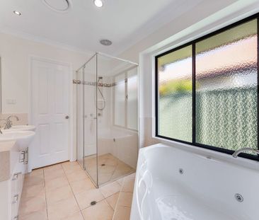 Spacious Family Retreat with Pool in Buderim Meadows - Photo 3