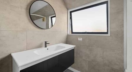 Spacious Home Opposite the Domain - Photo 2