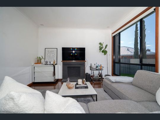 $850/ Week Near Airport, Costco, DFO! - Photo 1