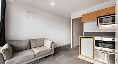 Sunny 2-Bedroom City Apartment - Photo 5