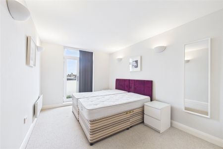 2 bedroom Flat in Clarence Street, Staines-Upon-Thames - Photo 3