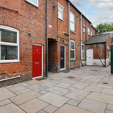 Fantastic 3 bedroom property with a HUGE bathroom! - Photo 1