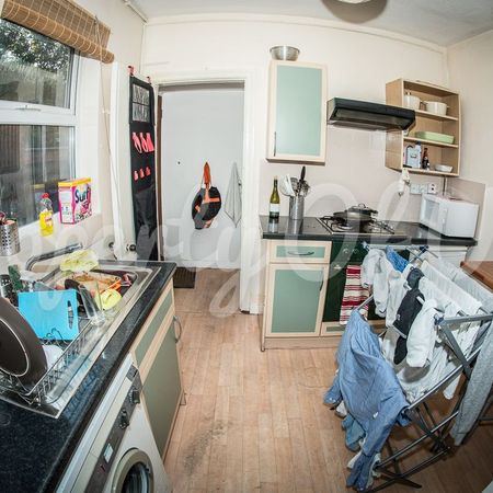 Flat 1, 18 Wellington Square, NG7 1NG, NOTTINGHAM - Photo 3