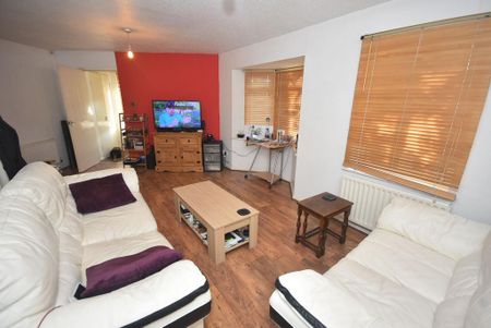 3 bedroom semi-detached house to rent - Photo 2