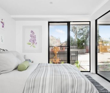 Modern townhouse with open plan living. - Photo 2