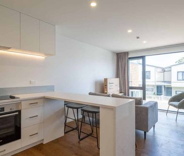 Spacious & modern 3 bedroom, 2 bathroom townhouse - Photo 2