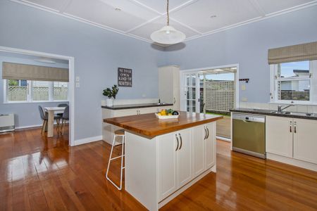 Spacious Home, Superb Location - Regent - Photo 5