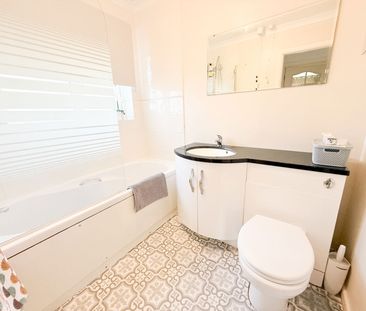 Salisbury Close, Alton, GU34 2TF - Photo 6