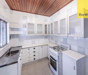 Charming Multi Room Family Home Situated On Parramatta CBD Fringe -... - Photo 2