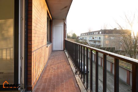 Volledig gerenoveerd appartement met terras en mogelijkheid tot het huren van een garagebox. - Photo 2