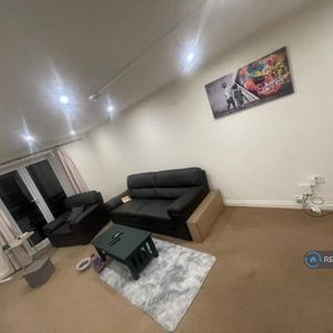 1 bedroom in a house share to rent - Photo 2