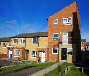 4 bedroom end of terrace house to rent - Photo 1