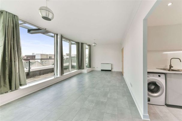 Superb 3 bedroom apartment with 3 private balconies. - Photo 1