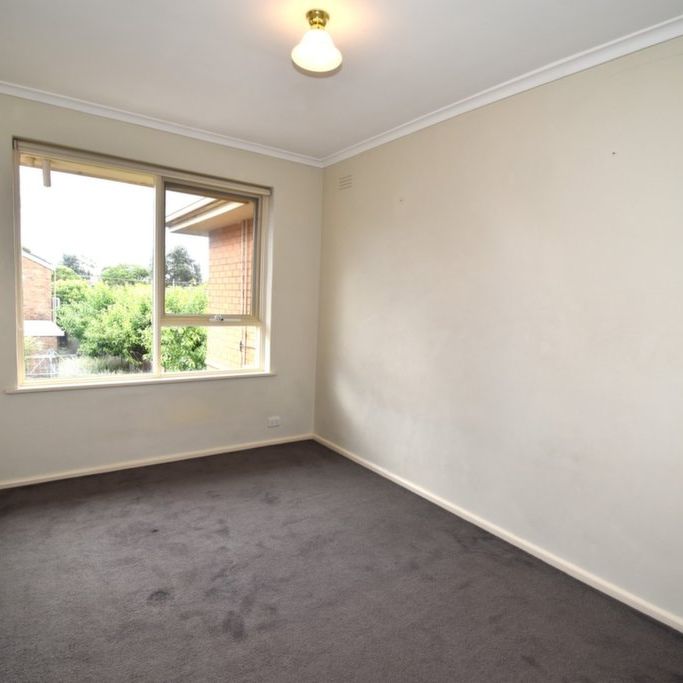 Prime Location - Walk to Supermarkets, Glenhuntly Train Station, Trams, Buses - Photo 1