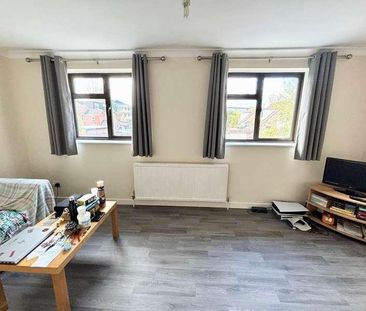 Surrey, Staines-upon-thames, TW18 - Photo 2