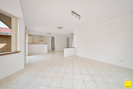 LARGE FAMILY HOME! - Photo 4