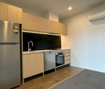 One bedroom architecturally designed complex - Photo 4