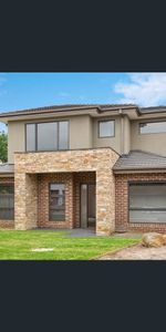 SPACIOUS MODERN TOWNHOUSE - Photo 4