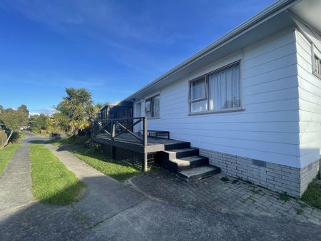 Small pet friendly family home at Royal Heights ! - Photo 2