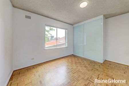 Two Bedroom Unit in the Heart of Kingsford - Photo 2