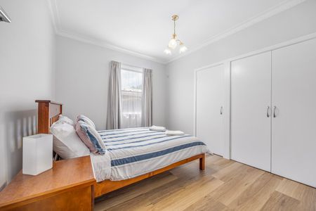 Recently Refurbished & Fully Furnished! - Photo 3