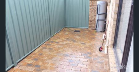 Neat 2 Bedroom Townhouse - Photo 5