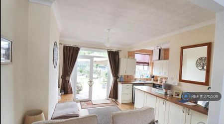 3 bedroom semi-detached house to rent - Photo 2