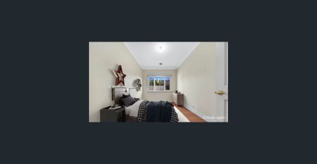 Spacious Family Home in a Prime Craigieburn Location! - Photo 2