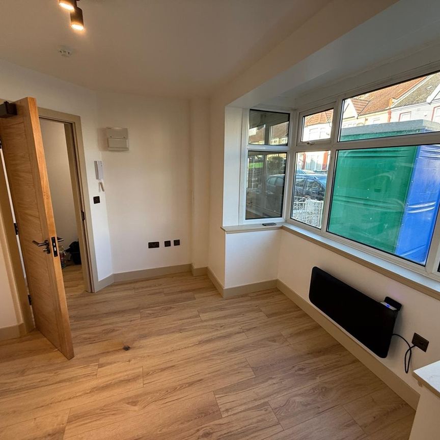 Studio Flat, Grant Road, HA3 - Photo 1