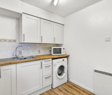 2 bedroom flat to rent - Photo 2