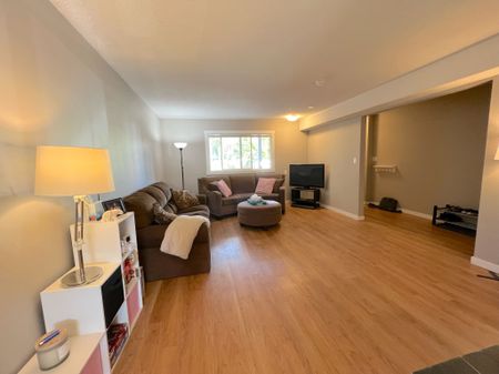 Pandosy: 3 bed, 1 bath – central ground level - Photo 3